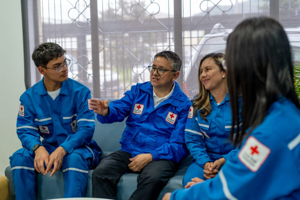 Gabriel Camero Ramos conversando con voluntarios de la Cruz Roja